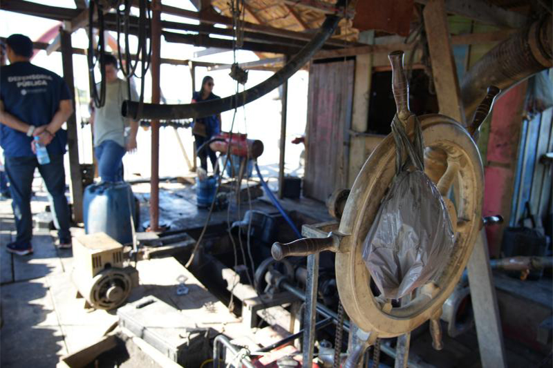 Balsa de garimpo destruído pelo fogo: uso de explosivo polui rio e causa mortes de peixes, alega DPE (Foto: Junior Matos/DPE-AM)