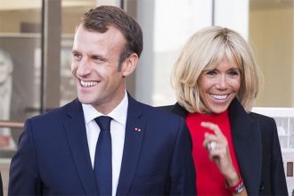 Emmanuel Macron com a esposa Brigitte: provas de que ela nasceu mulher (Foto: Instagram/Reprodução)