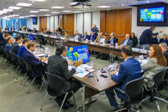 Empresários com a ministra Esther Dweck: mais servidores para agilizar serviços públicos e evitar atrasos na atividade industrial (Foto: MGI/Divulgação)