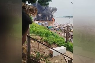 Balsas destruídas com explosivos em Humaitá (Imagem: WhastApp/Reprodução)