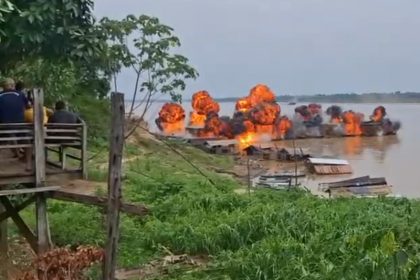 Balsas foram explodidas na orla de Humaitá no combate ao garimpo ilegal (Imagem: PF/Reprodução)