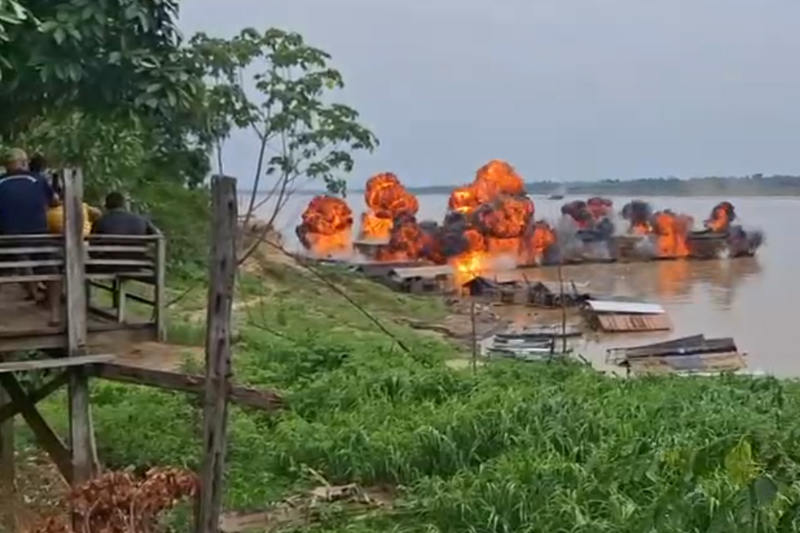 Balsas foram explodidas na orla de Humaitá no combate ao garimpo ilegal (Imagem: PF/Reprodução)