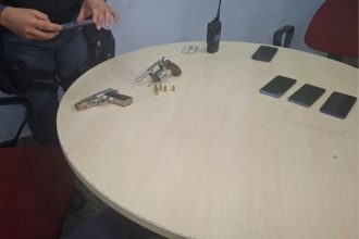 Armas e celulares foram aprendidos e apresentados no 19º DIP (Distrito Integrado de Polícia) (Foto: Divulgação)