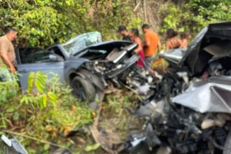 Com a colisão, os veículos ficaram destruídos (Foto: WhatsApp/Reprodução)