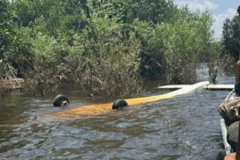 Piloto foi detido e a aeronave ficou submersa a cerca 30 km de Tefé (Foto: Divulgação)