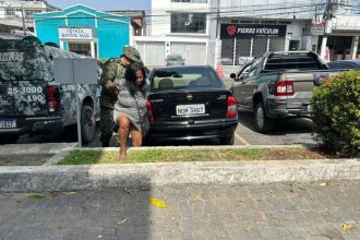 A mulher de 54 anos foi detida dentro do coletivo na Avenida Constantino Nery, zona centro-sul de Manaus (Foto: Amazonas Atual)