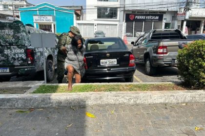 A mulher de 54 anos foi detida dentro do coletivo na Avenida Constantino Nery, zona centro-sul de Manaus (Foto: Amazonas Atual)