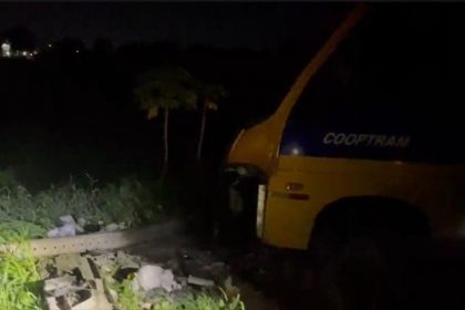 Esse é o segundo acidente envolvendo um “Amarelinho” na avenida Curaçao nesta semana (Foto: WhatsApp/Reprodução)