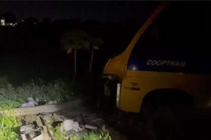 Esse é o segundo acidente envolvendo um “Amarelinho” na avenida Curaçao nesta semana (Foto: WhatsApp/Reprodução)