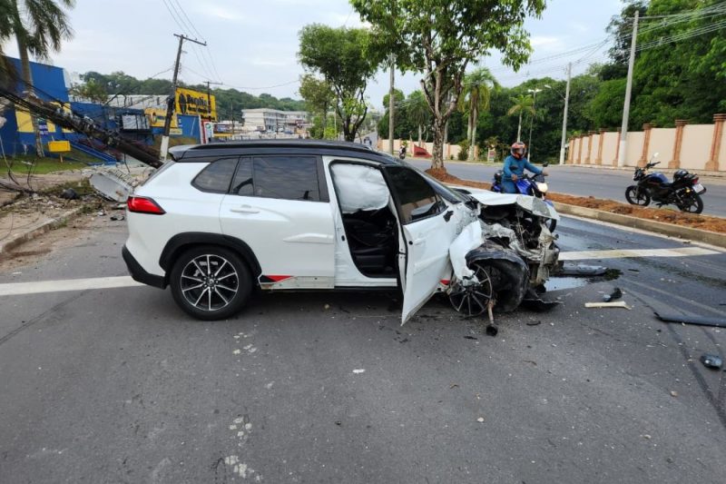 O acidente aconteceu na Avenida do Turismo, bairro Ponta Negra, zona Oeste de Manaus (Foto: WhatsApp/Reprodução)