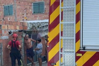 O Corpo de Bombeiros Amazonas foi acionado para combater o incêndio (Foto: WhatsApp/Reprodução)