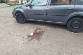 Marcas de sangue ficaram no asfalto no local do crime: (Foto: Amazonas Atual)