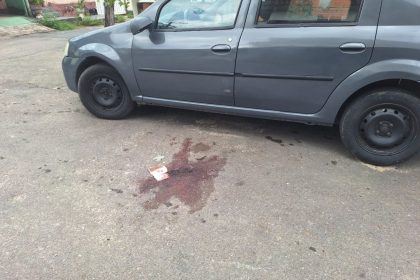 Marcas de sangue ficaram no asfalto no local do crime: (Foto: Amazonas Atual)