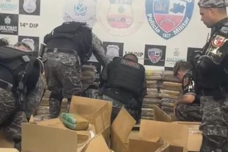 Maconha estava escondida em caixas de papelão (Foto: PM-AM/WhatsApp/Reprodução)