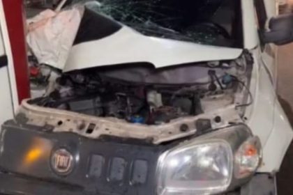 Apesar da destruição na parte frontal do carro, o motorista não ficou ferido (Foto: WhatsApp/Reprodução)