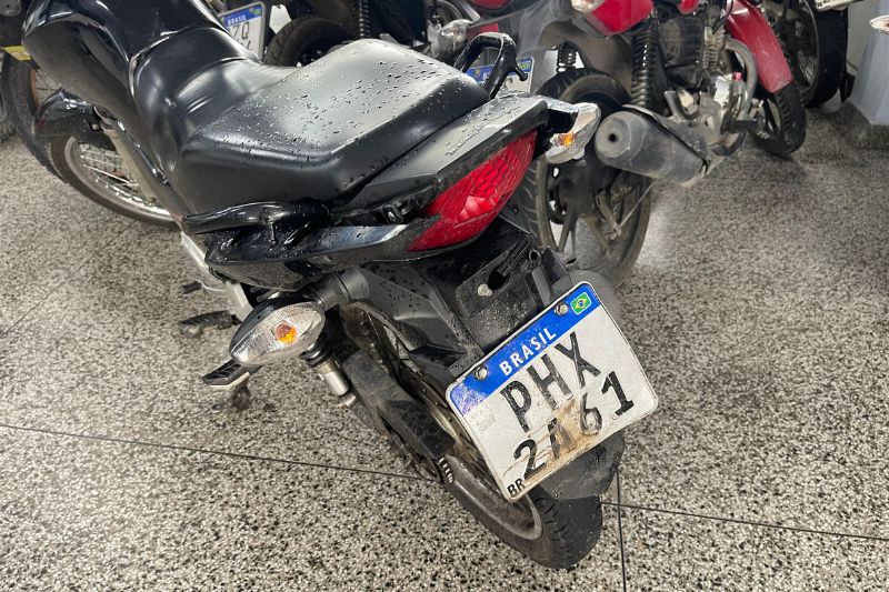 Os dois suspeitos utilizavam uma motocicleta, de placa PHX2A61, para cometer roubos (Foto: Divulgação)