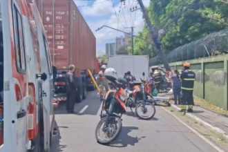 O acidente aconteceu na Avenida Ephigênio Salles, na zona Centro-Sul de Manaus, e mobilizou equipes de socorro (Foto: WhatsApp/Reprodução)