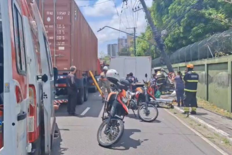 O acidente aconteceu na Avenida Ephigênio Salles, na zona Centro-Sul de Manaus, e mobilizou equipes de socorro (Foto: WhatsApp/Reprodução)