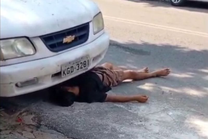 Homem é suspeito de roubar o celular de uma jovem e ainda agredir a vítima (Foto: WhatsApp/Reprodução)