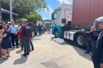 A motociclista não resistiu aos ferimentos e morreu no local do acidente. (Foto: WhatsApp/Reprodução)