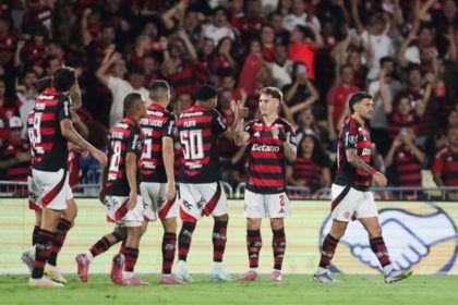 Jogadores comemoram gol: Flamengo garantiu vantagem de empate no jogo de volta (Foto: Gilvan de Souza/CRF)