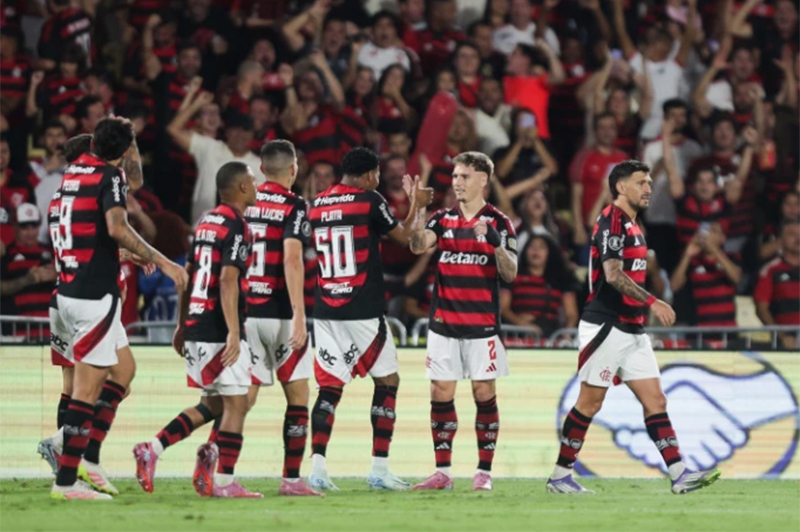 Jogadores comemoram gol: Flamengo garantiu vantagem de empate no jogo de volta (Foto: Gilvan de Souza/CRF)