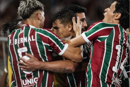 Thiago Silva é abraçado ao marcar gol na vitória do Fluminense (Foto: Lucas Merçon/Fluminense F.C)