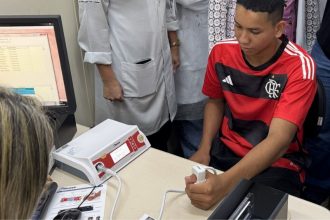 Os aparelhos verificam a hemoglobina de forma não invasiva, ou seja, de forma indolor (Foto: Leonardo Mota/Hemoam)