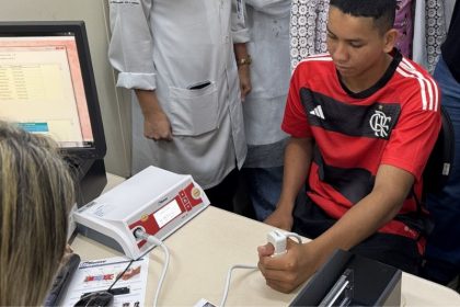 Os aparelhos verificam a hemoglobina de forma não invasiva, ou seja, de forma indolor (Foto: Leonardo Mota/Hemoam)