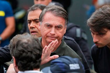 Bolsonaro foi levado para a Superintendência da Polícia Federal, onde ficará em uma sala de Estado (Foto: Fabio Rodrigues-Pozzebom/Agência Brasil)
