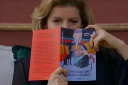 Atriz Débora Bloch e o livro que gerou corrida pela publicação na Amazon (Imagem: TV Globo/Reprodução)