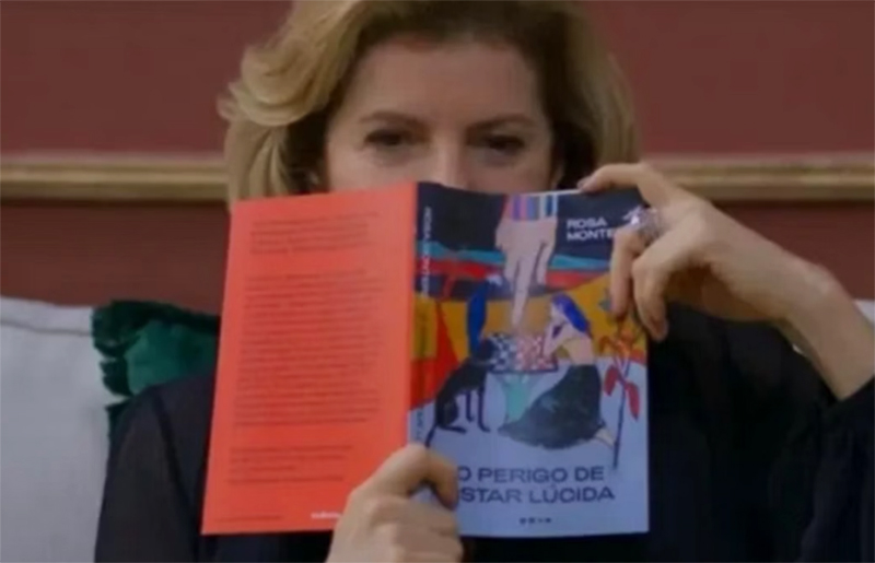 Atriz Débora Bloch e o livro que gerou corrida pela publicação na Amazon (Imagem: TV Globo/Reprodução)