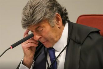 Luiz Fux baixou a cabeça durante voto de Cámen Lúcia e Cristiano Zanin (Foto: Fábio Rodrigues-Pozzebom/ABr)