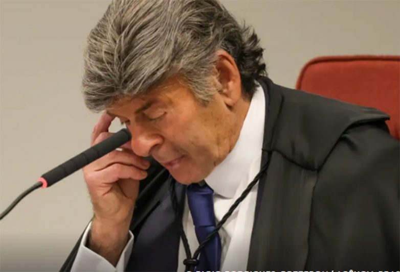 Luiz Fux baixou a cabeça durante voto de Cámen Lúcia e Cristiano Zanin (Foto: Fábio Rodrigues-Pozzebom/ABr)