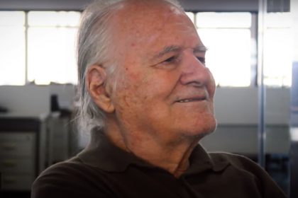Mino Carta nasceu em Genova e se radicou no Brasil onde fez carreira de sucesso no jornalismo (Imagem: YouTube/Reprodução)