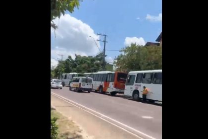 Ônibus foram parados pelos motoristas em rua da zona oeste (Foto: WhatsApp/Reprodução)