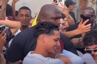 Oruam é abraçado por familiares ao deixar a prisão (Imagem: YouTube/Reprodução)