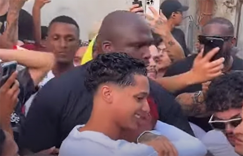 Oruam é abraçado por familiares ao deixar a prisão (Imagem: YouTube/Reprodução)