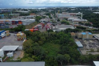 Contêineres em pátios de indústrias em Manaus: aumento da produção e de faturamento (Foto: Suframa/Divulgação)