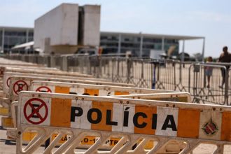 Polícia montou isolamento na Praça dos Três Poderes para proteger o STF (Foto: Marcelo Camargo/ABr)