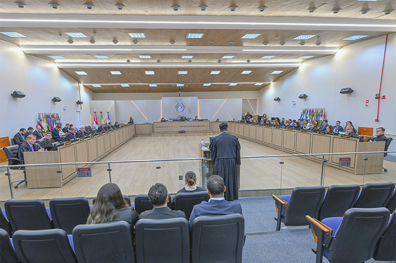 Desembargadores do TJAM em sessão de julgamento sobre lei que cria sala especial para advogados presos (Foto: Chico Batata/TJAM)