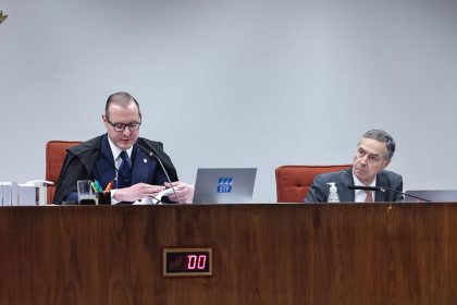 Ministros Cristiano Zanin e Luís Roberto Barroso