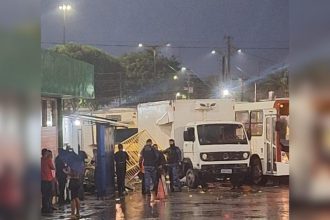 Caminhão quebrou parte do muro do terminal (Foto: Divulgação/redes sociais)