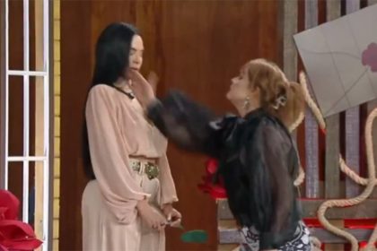 Gaby Spanic dá tapa em Tàmires Assis ao simular uma briga (Imagem: Record TV/Reprodução)