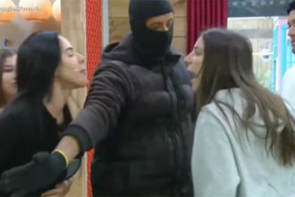Tàmires Assîs e Martina Sanzi brigam em ‘A Fazenda ‘7’ (Imagem: Playplus/TV Record/Reprodução)