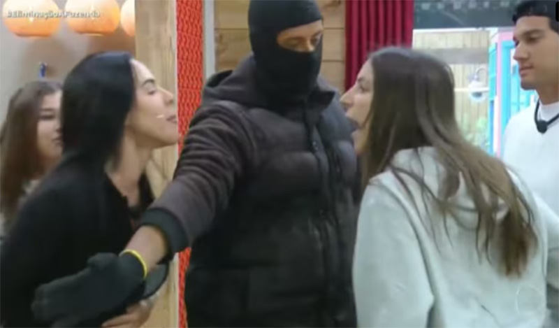 Tàmires Assîs e Martina Sanzi brigam em ‘A Fazenda ‘7’ (Imagem: Playplus/TV Record/Reprodução)