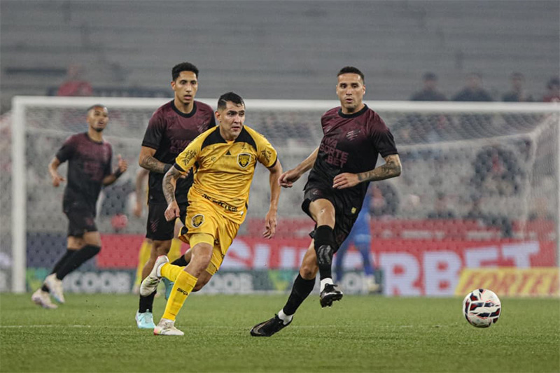 Amazonas (de amarelo) perdeu o 16º jogo na Série B do Brasileirão (Foto: João Normando/AMFC)