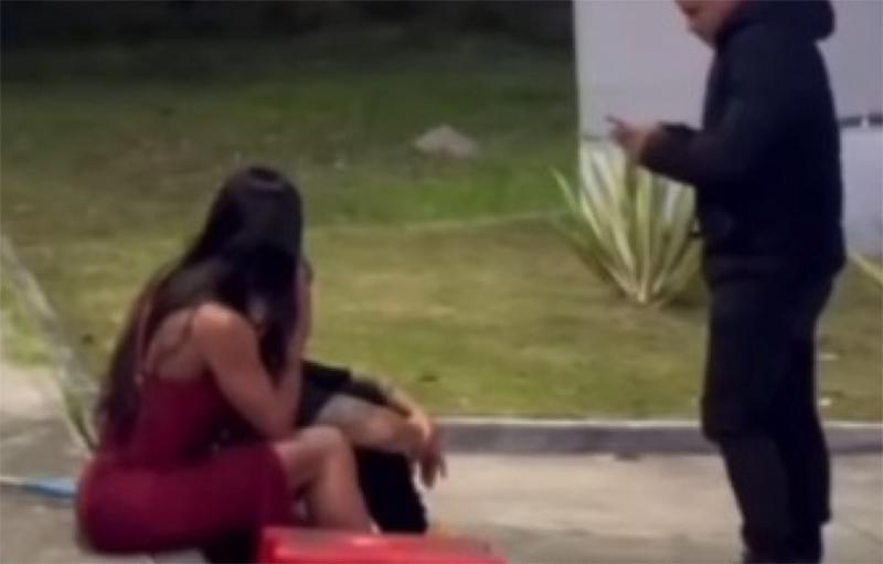 Gracyanne Barbosa ficou sentada em calçada ao perder carro em assalto (Imagem: Redes sociais)