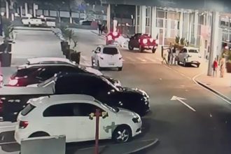Câmera registrou momento em que homem atira na vítima na entrada de shopping (Imagem: Câmera de monitoramento)