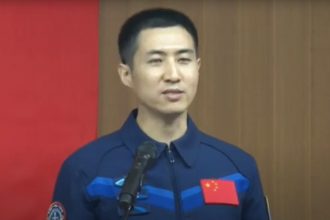 Wu Fei, de 32 anos, é o astronauta chinês mais jovem a ir em missão espacial (Imagem: YouTube/Reprodução)